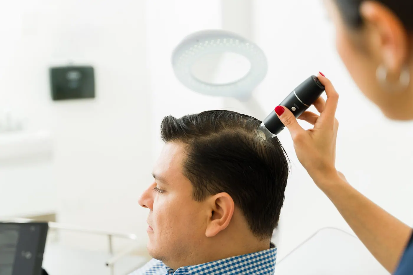 Exame de tricoscopia em consultório clínico